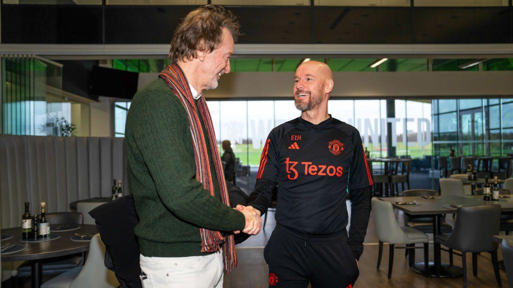 Sir Jim Ratcliffe sa thải HLV Ten Hag sau tháng 9, cựu HLV Juventus đồng ý tới Manchester United?