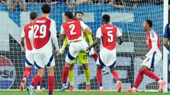 Arsenal may mắn thoát thua trận mở màn Champions League